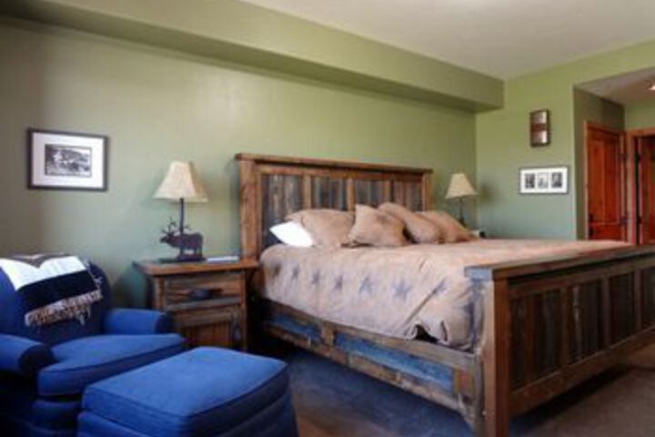 Room 6 of 18