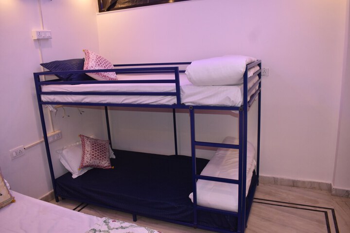Room 9 of 38