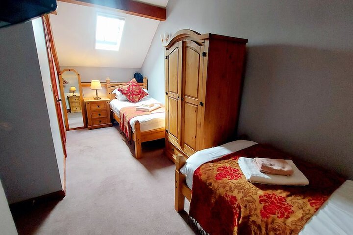 Room 10 of 99