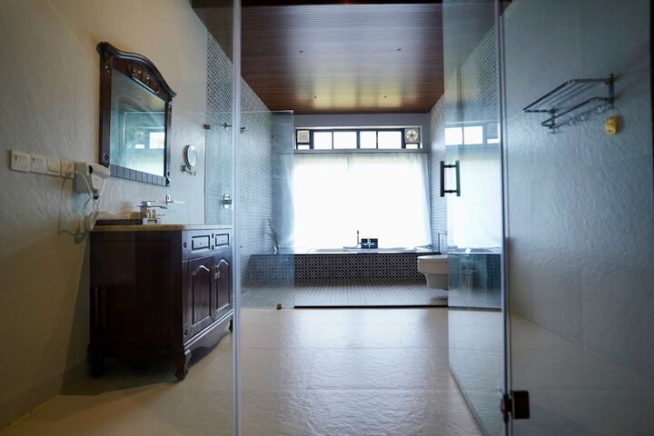 Room 12 of 33