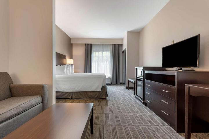 Accessible Suite King Bed Mobility Accessible Bathtub Sofa Bed Full Breakfast (8 of 19)
