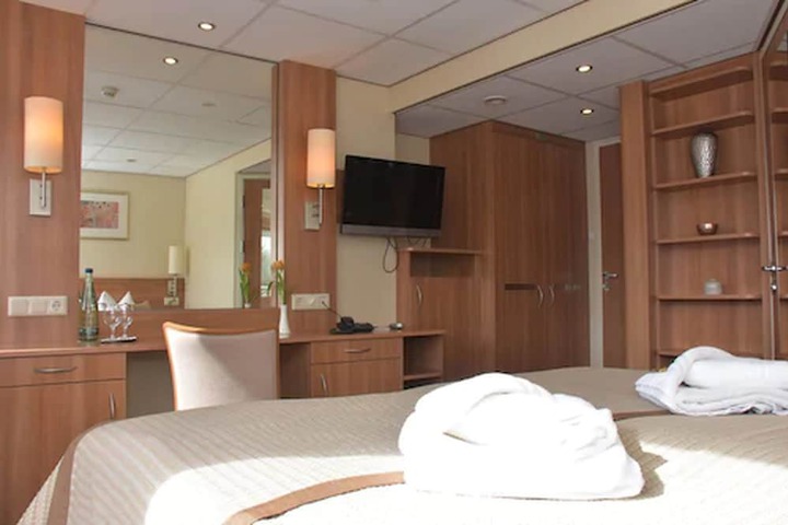 Room 10 of 29
