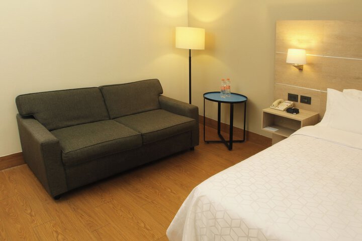 Room 11 of 76