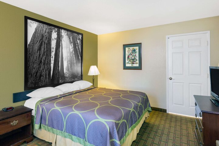 1 King Bed (13 of 17)