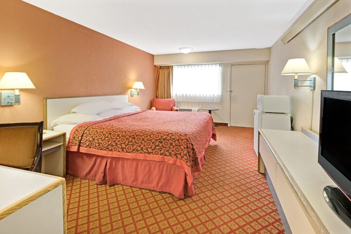 1 King Bed (3 of 10)