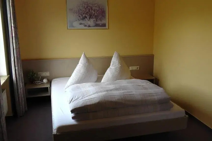 Room 4 of 12