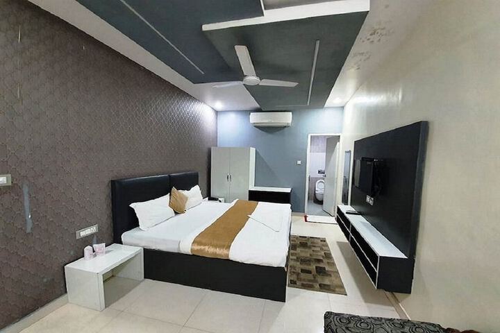 Room 9 of 24