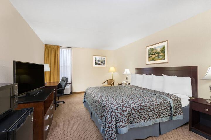 1 King Bed (3 of 8)