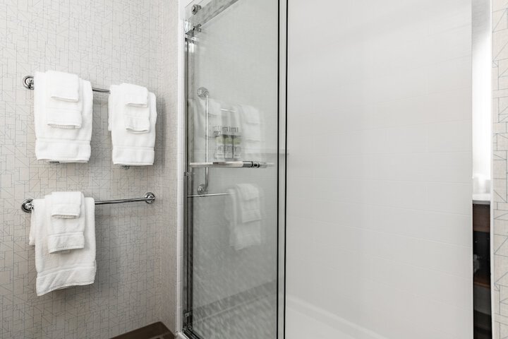 1 King Bed Standard Comm Accessible (11 of 25)