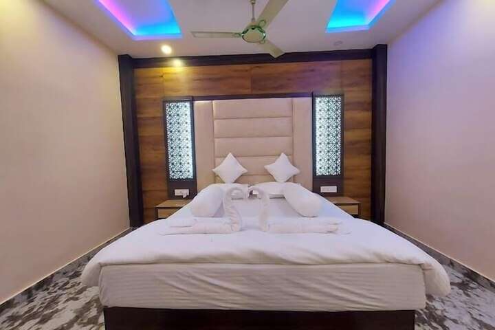 Room 4 of 8