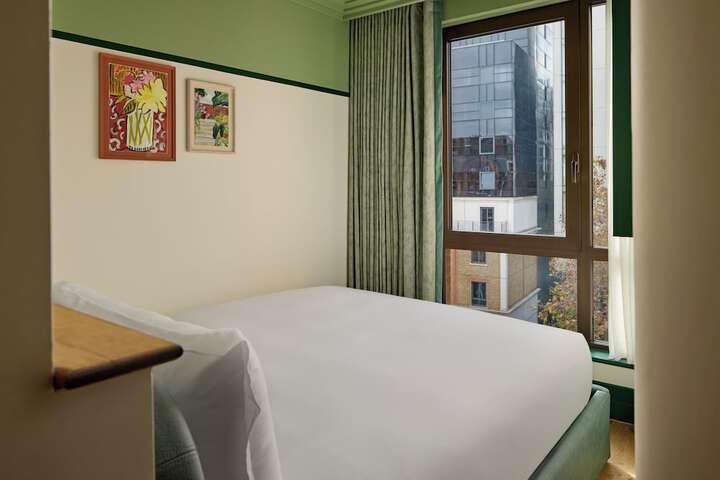 Room 32 of 79