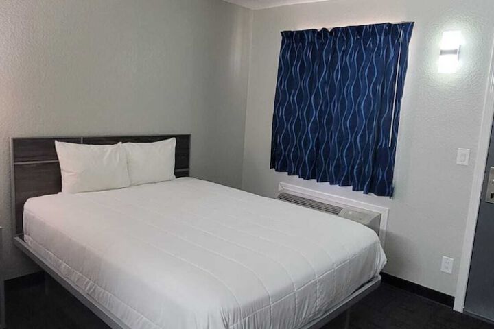 1 Queen Bed (4 of 9)