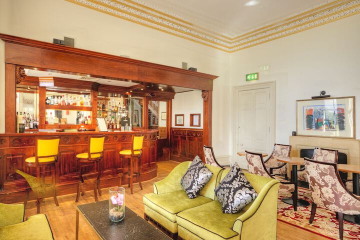Lounge 82 of 127