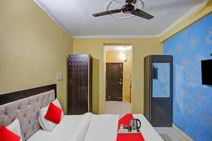 Room 6 of 13