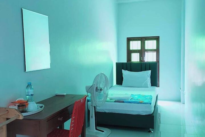 Room 6 of 12