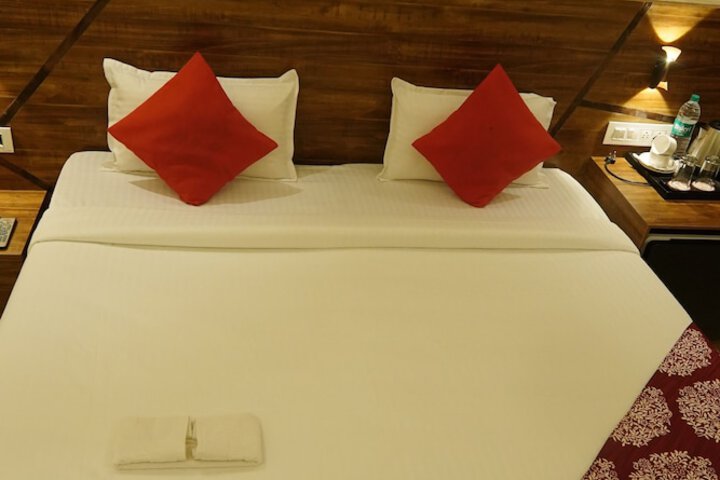 Room 10 of 32