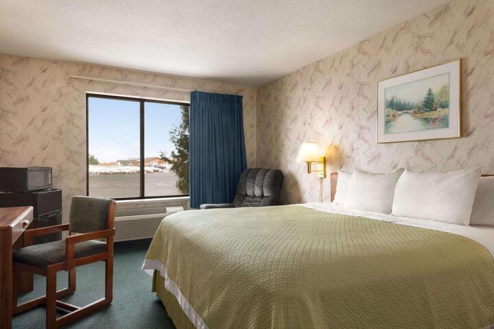 1 King Bed (3 of 12)