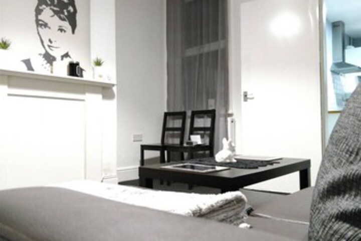 Room 6 of 16