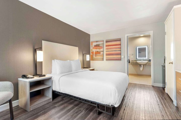 1 Queen Bed Exterior Accessible Microwave and Refrigerator Full Breakfast (3 of 22)