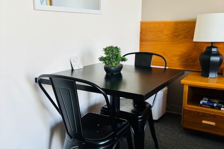 Room 6 of 80