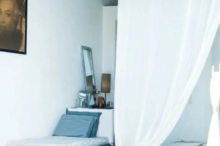 Room 4 of 18