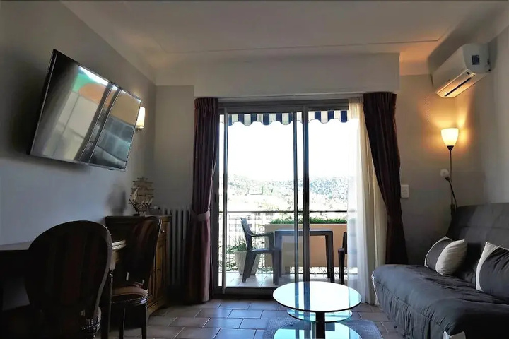 Room 2 of 8