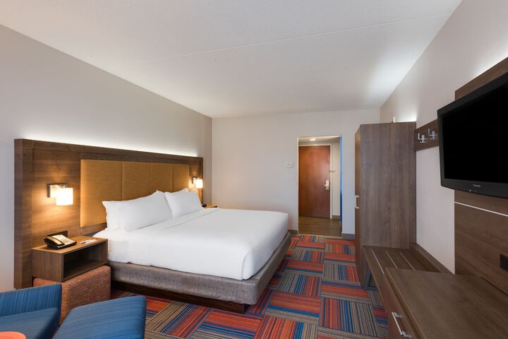 1 King Bed (5 of 9)