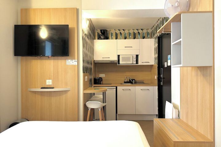 Room 10 of 42
