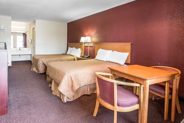 2 Double Beds (3 of 6)