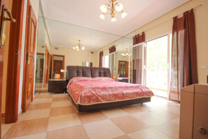 Room 8 of 18