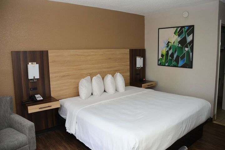 1 King Bed (4 of 5)