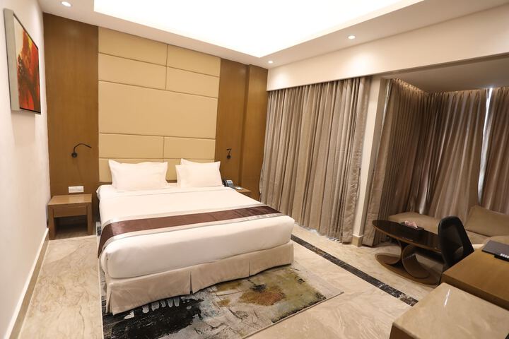 Room 5 of 16