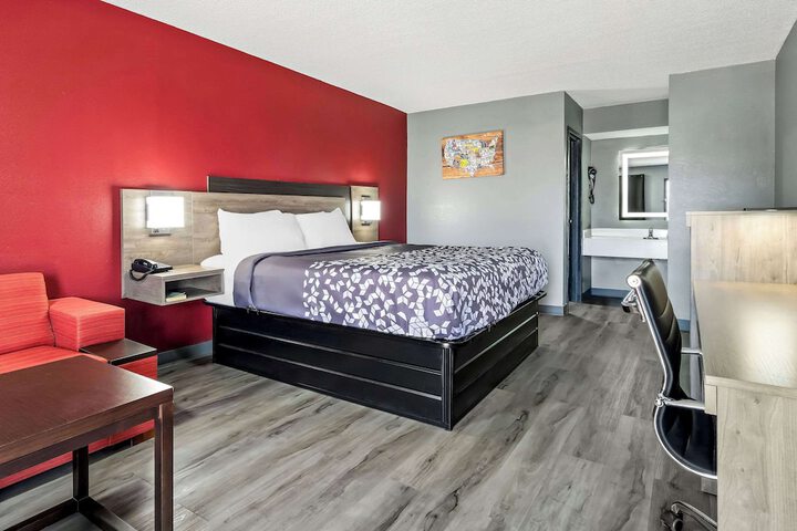 1 King Bed (5 of 17)