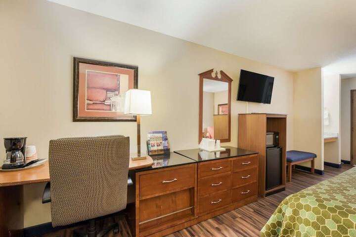 Deluxe King Bed (3 of 13)