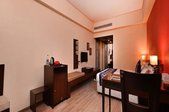 Room 10 of 32