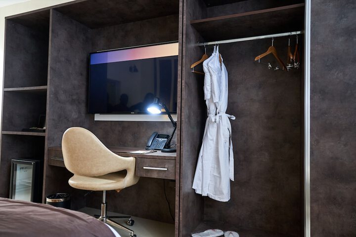Room 11 of 37