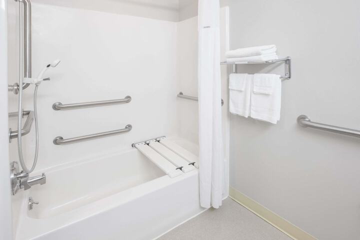 1 Queen Bed Accessible Room (3 of 18)