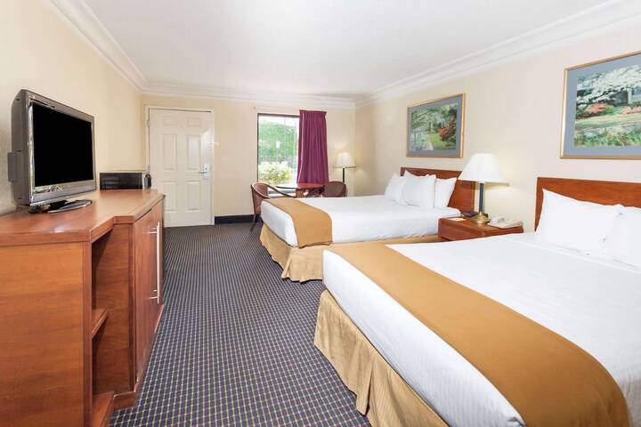 Room 4 of 9