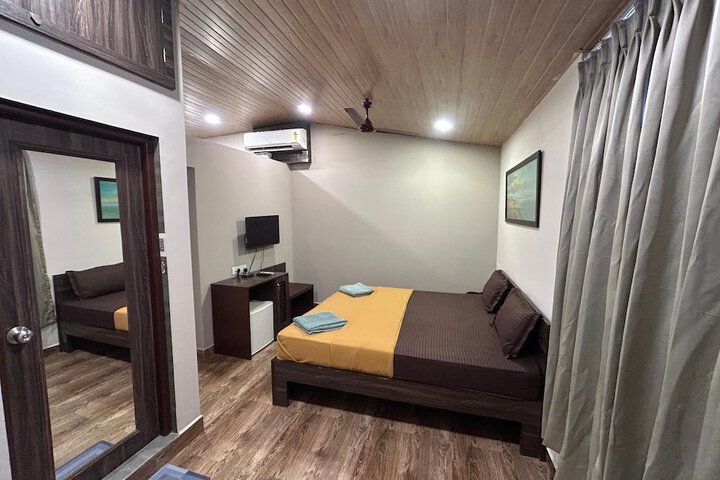 Room 9 of 18