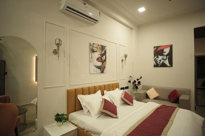 Room 6 of 12