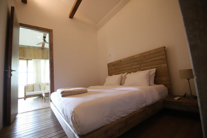 Room 28 of 102