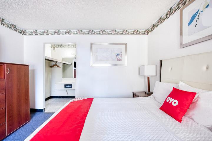 1 King Bed (4 of 6)