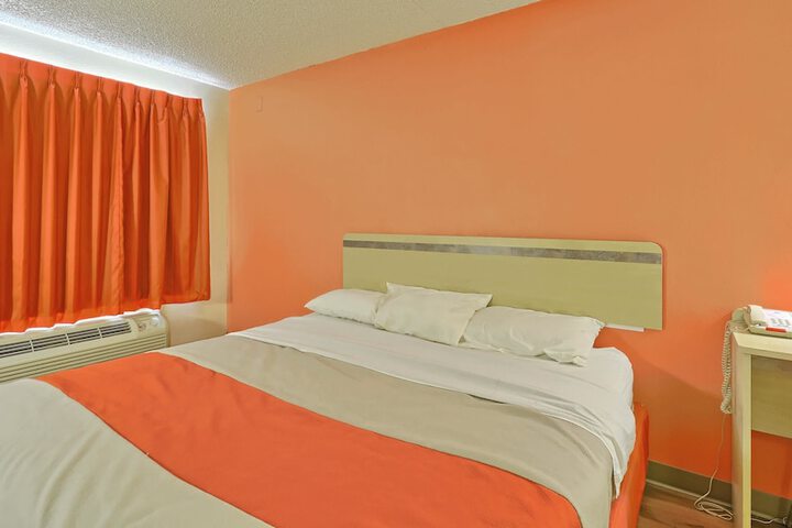 1 King Bed (3 of 5)