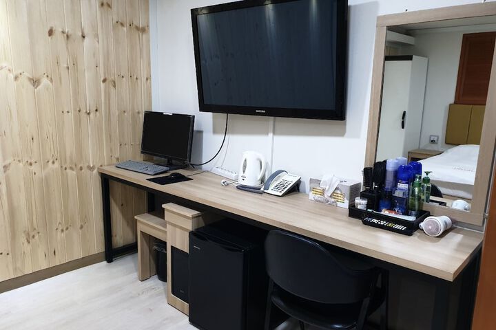 Room 13 of 25
