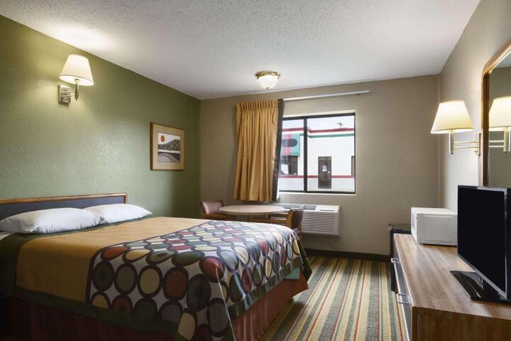 1 Queen Bed (2 of 17)