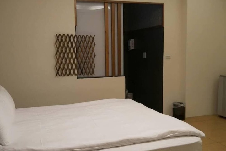 Room 5 of 16
