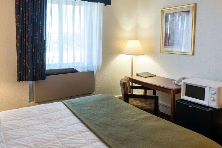 1 Queen Bed (2 of 11)