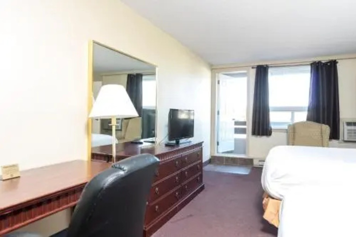Room 6 of 8