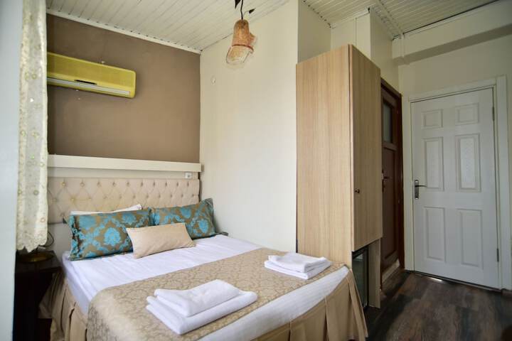 Room 13 of 38