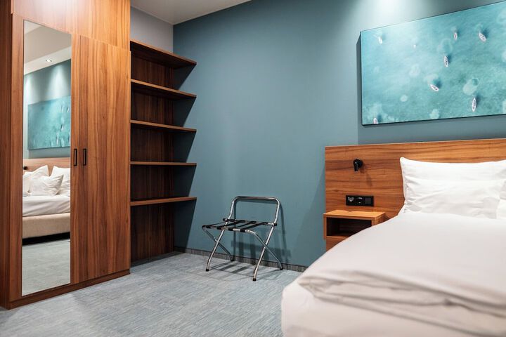 Room 34 of 107